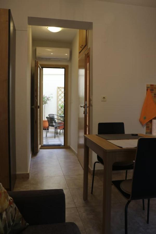 Apartment Quiet Urban With Private Backyard *
