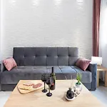 New Glamorous Apartment In Downtown