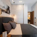 P Deluxe Suites 8
