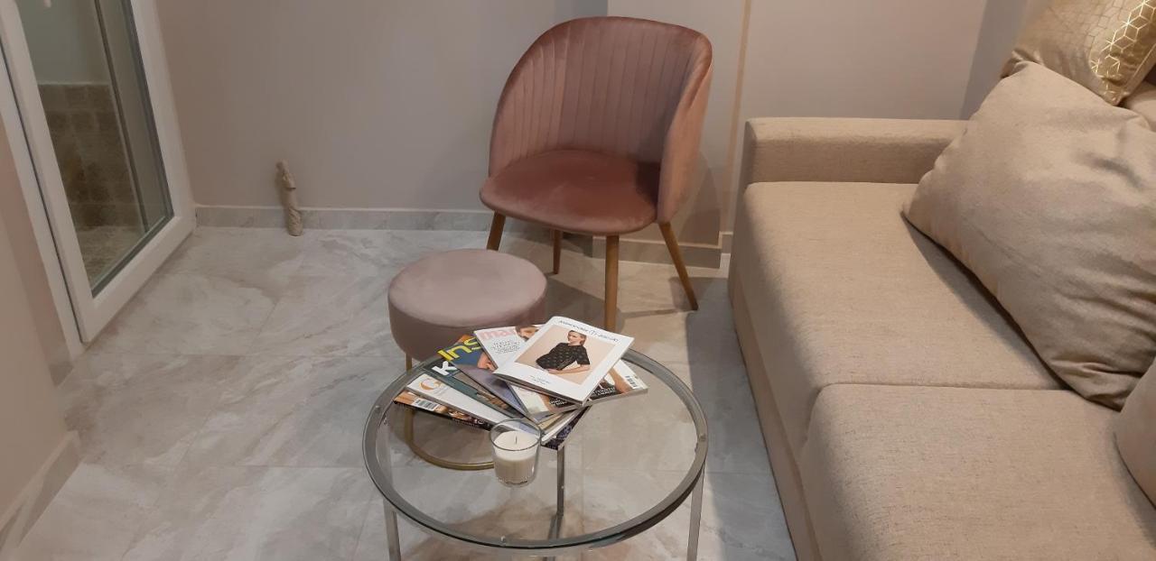 Apartment 77 νικη