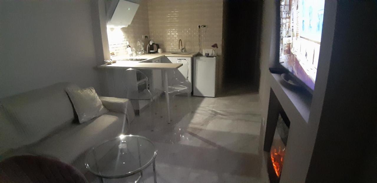 Apartment 77 νικη *