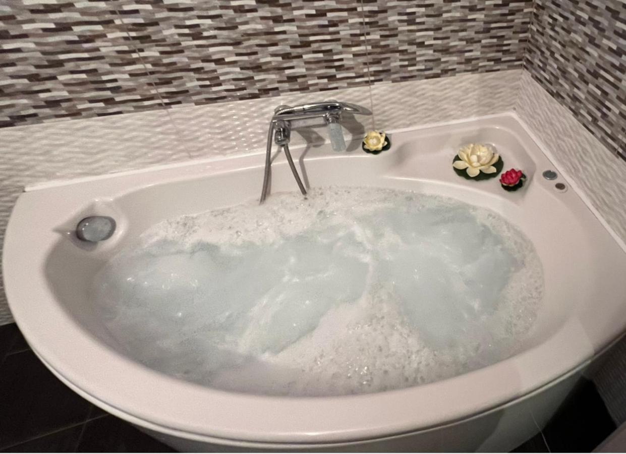 Sonias Central Jacuzzi Apartment,100mbps *