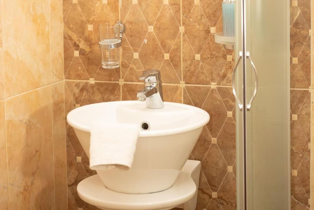 Spacious In Old Town - Private Parking Apartment *