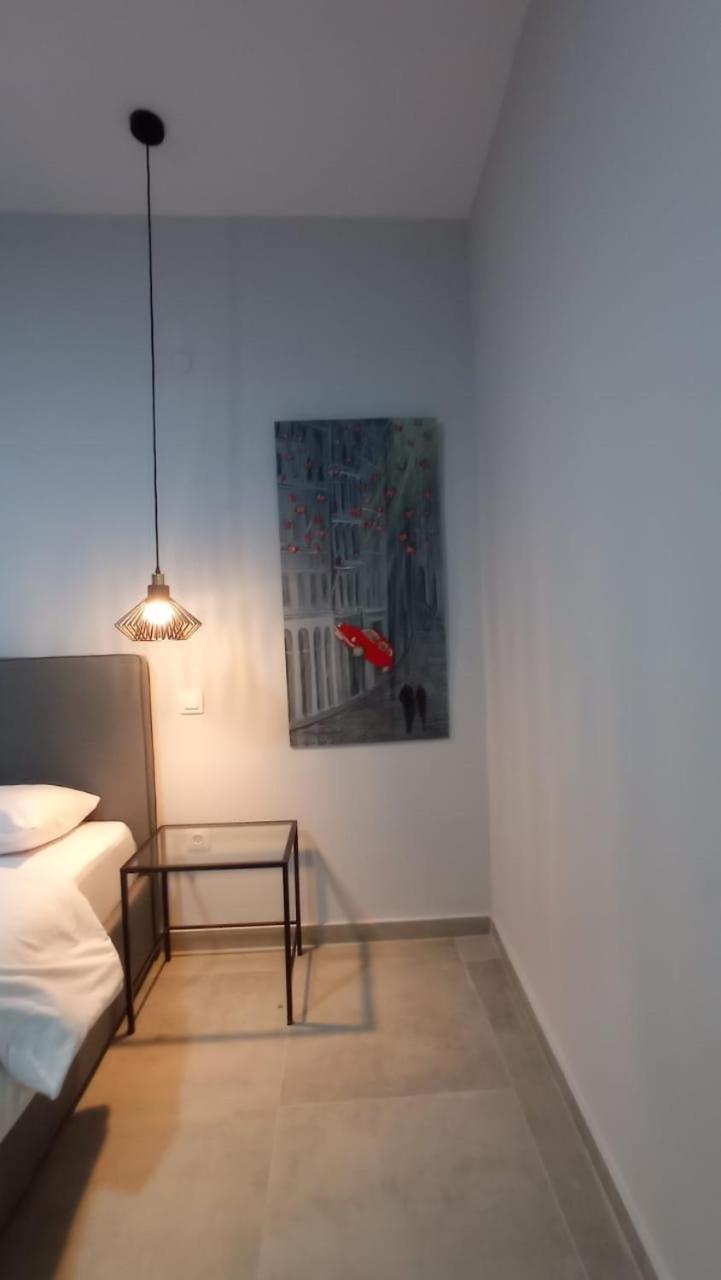 Ellis Apartment *