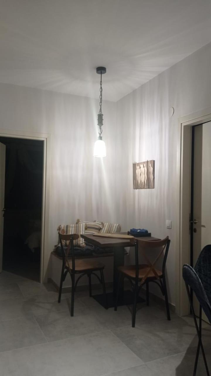 Ellis Apartment *