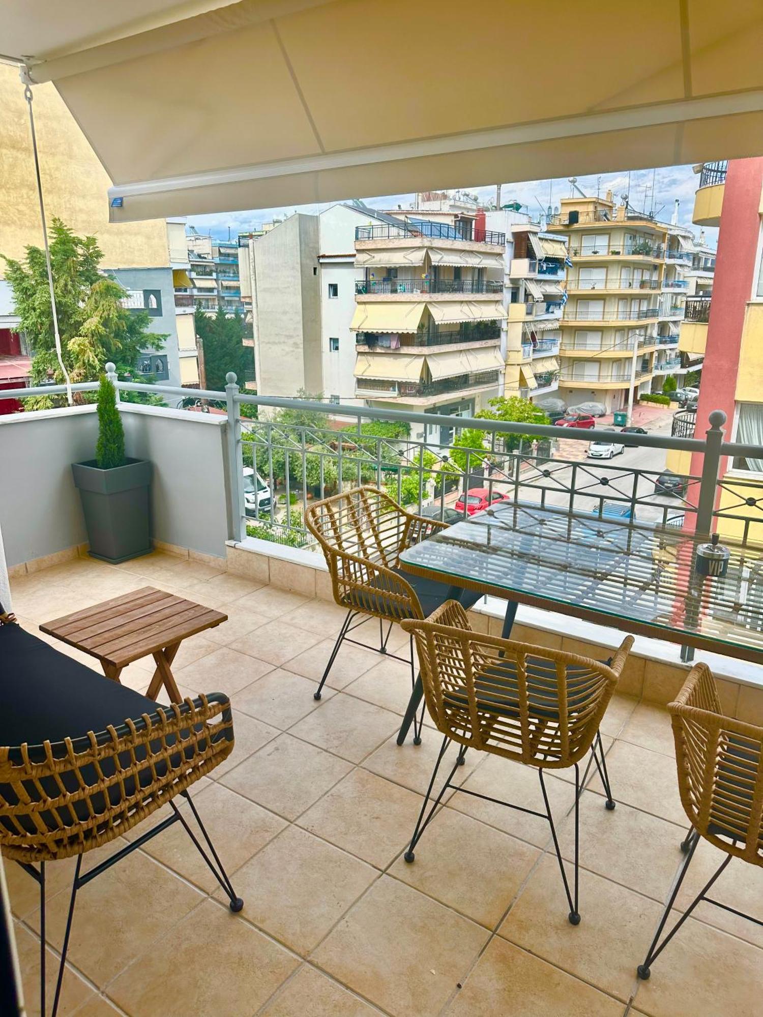 Apartment στο δεύτερο όροφο *