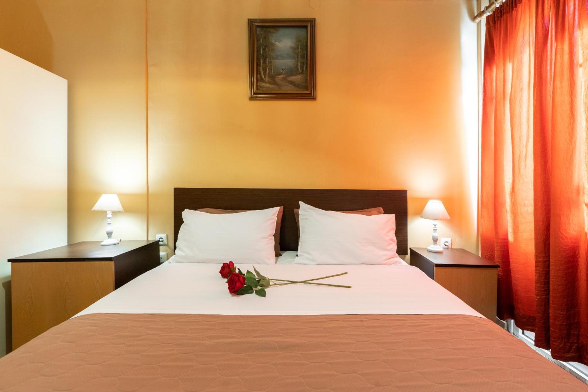 Alexandria Hotel *