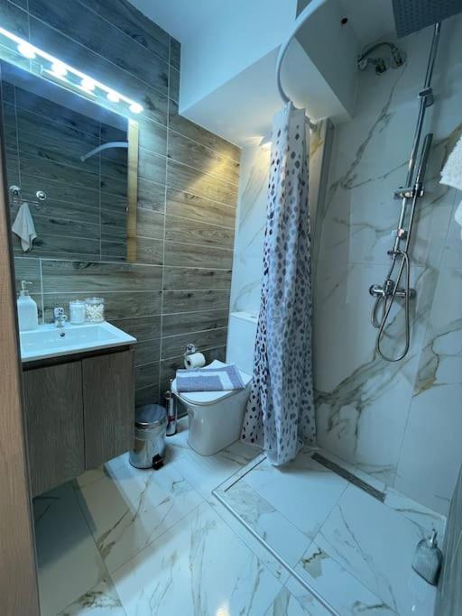 Luxury No1 Ladadika *