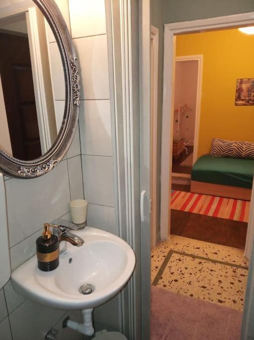 Up To 5 Guests - Cosy Apt In The Center! Daire *