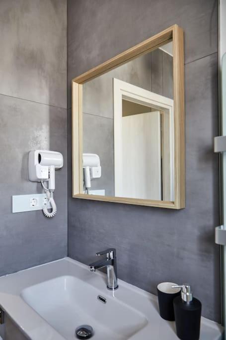Crispi Luxury & Spacious Apt-sour Sisters Apts