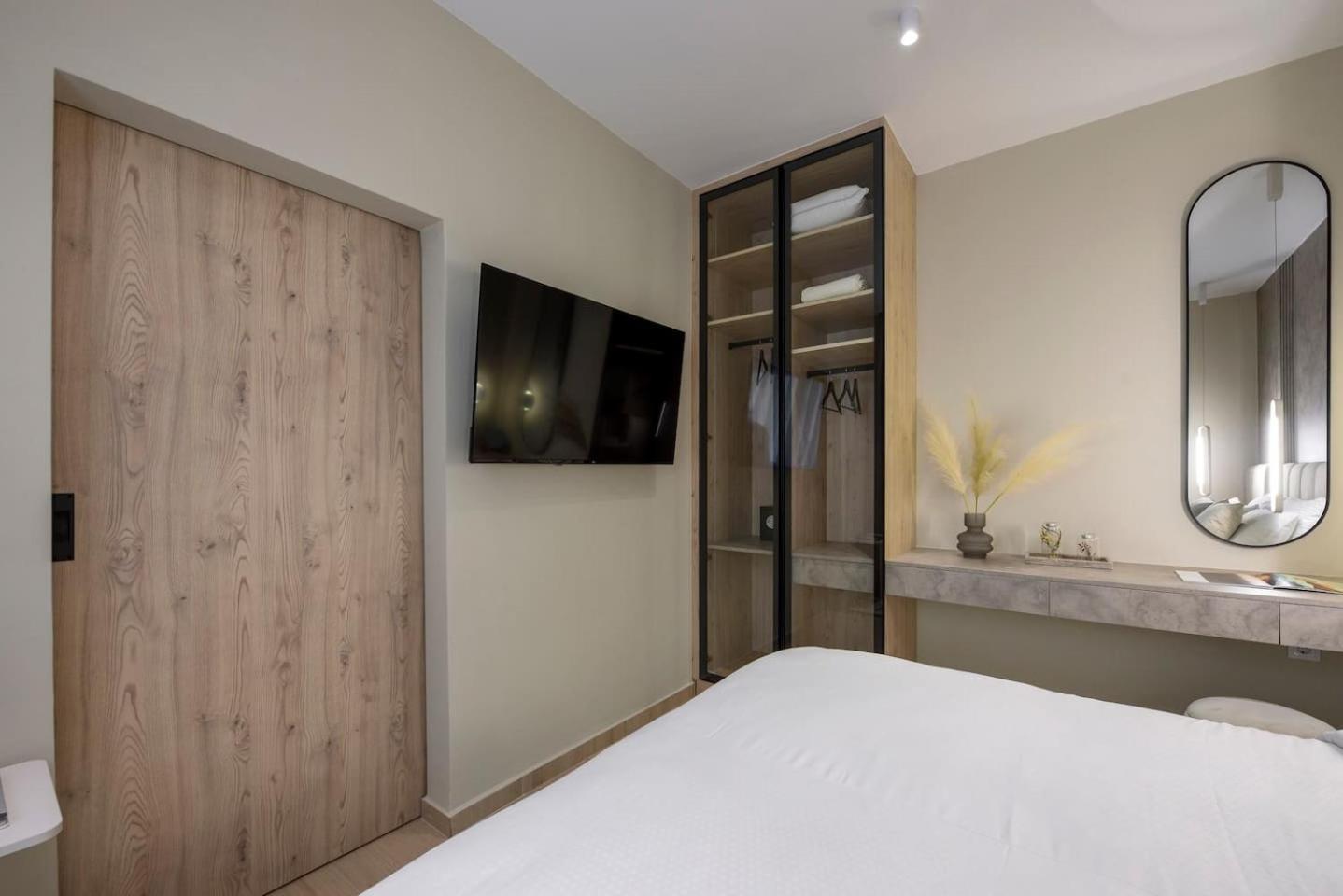 Aristotelian Virtues - Elpida Appartement