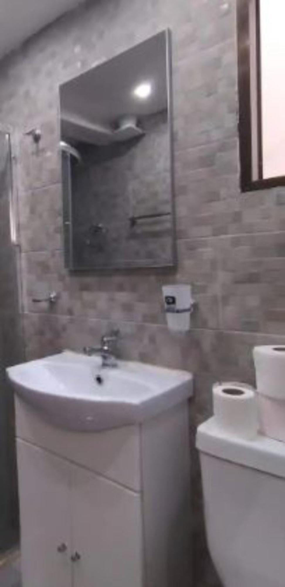 2 Bedroom Heart Of Center Apartment