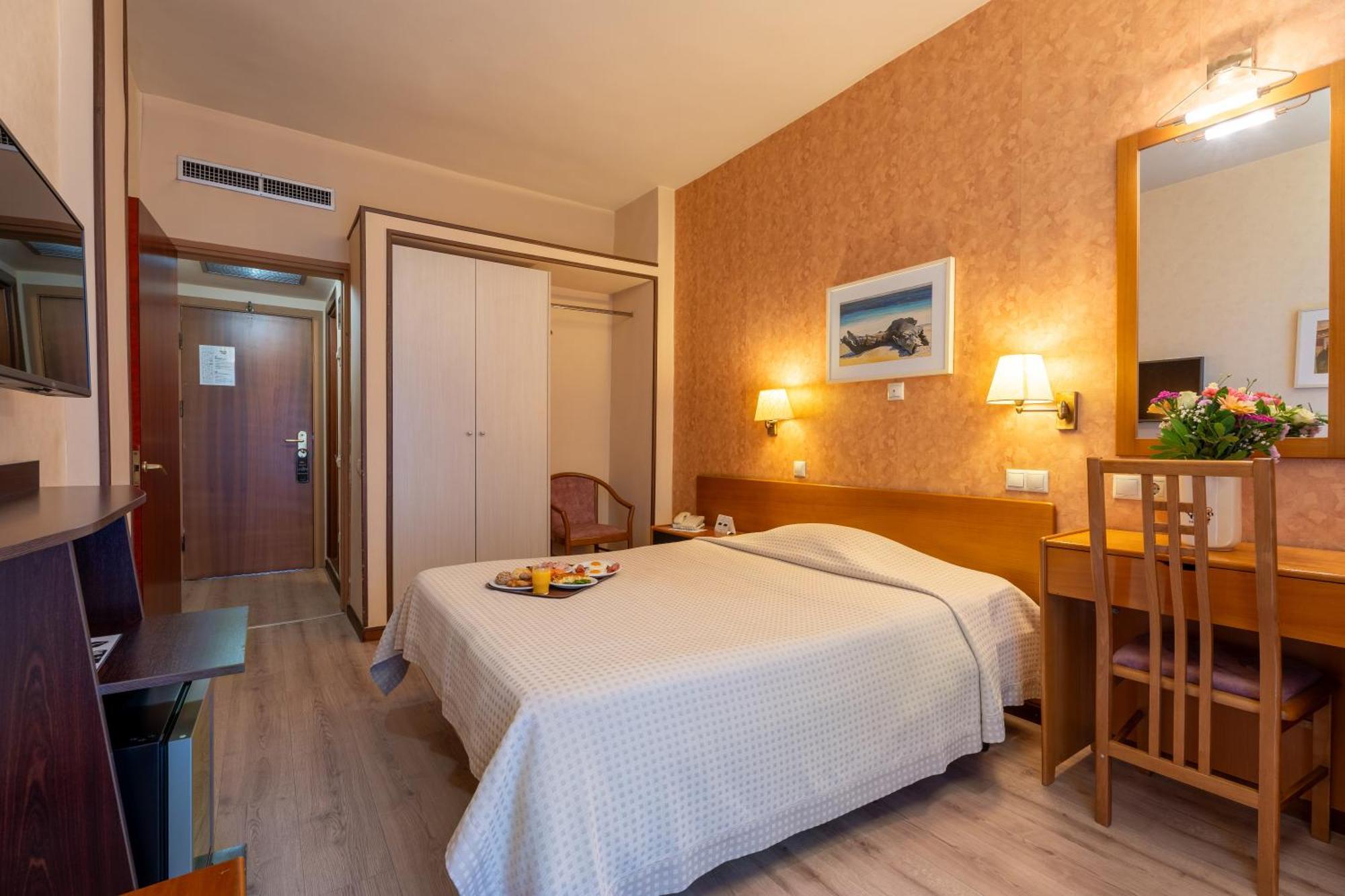 Queen Olga Hotel 3*
