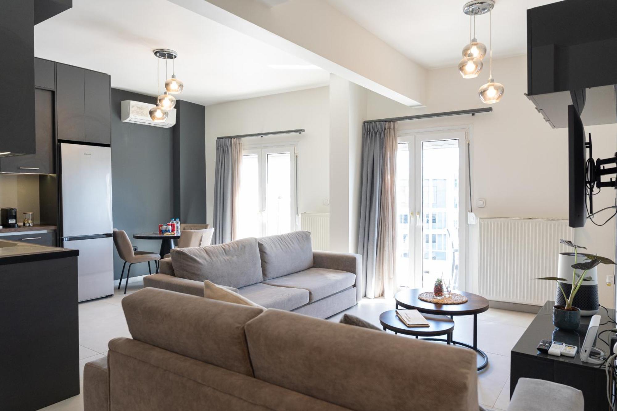 Elegant, Modern & Spacious In With Balcony *