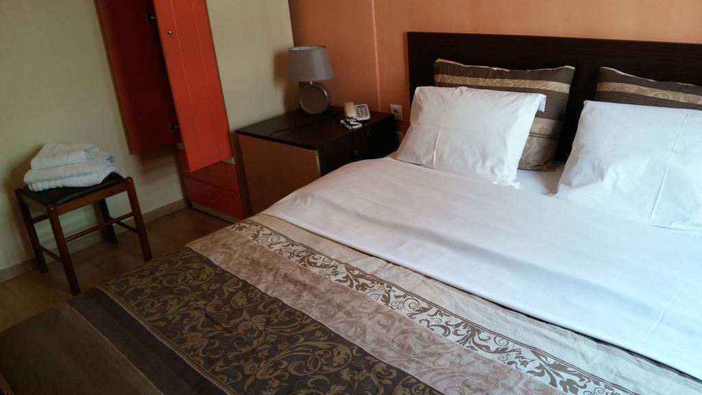 Alexandria Hotel *