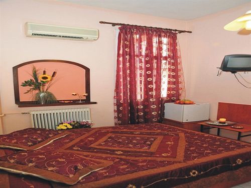 Alexandria Hotel *